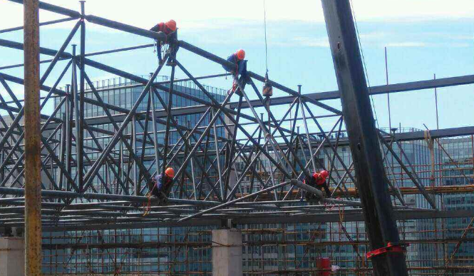 河北区论网架装配施工中搭设脚手架应当留神的事故