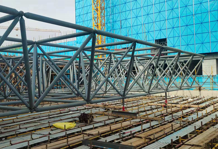 济南高铁东总部基地2号楼网架
